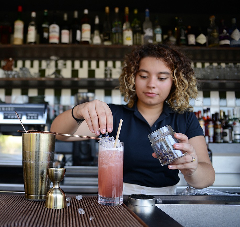 Barmaid à L'Hôtel UP Ultimate Provence